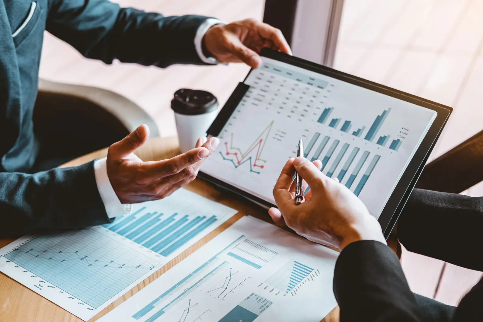 Geschäftstermin mit Schaubildern zum Unternehmenswachstum