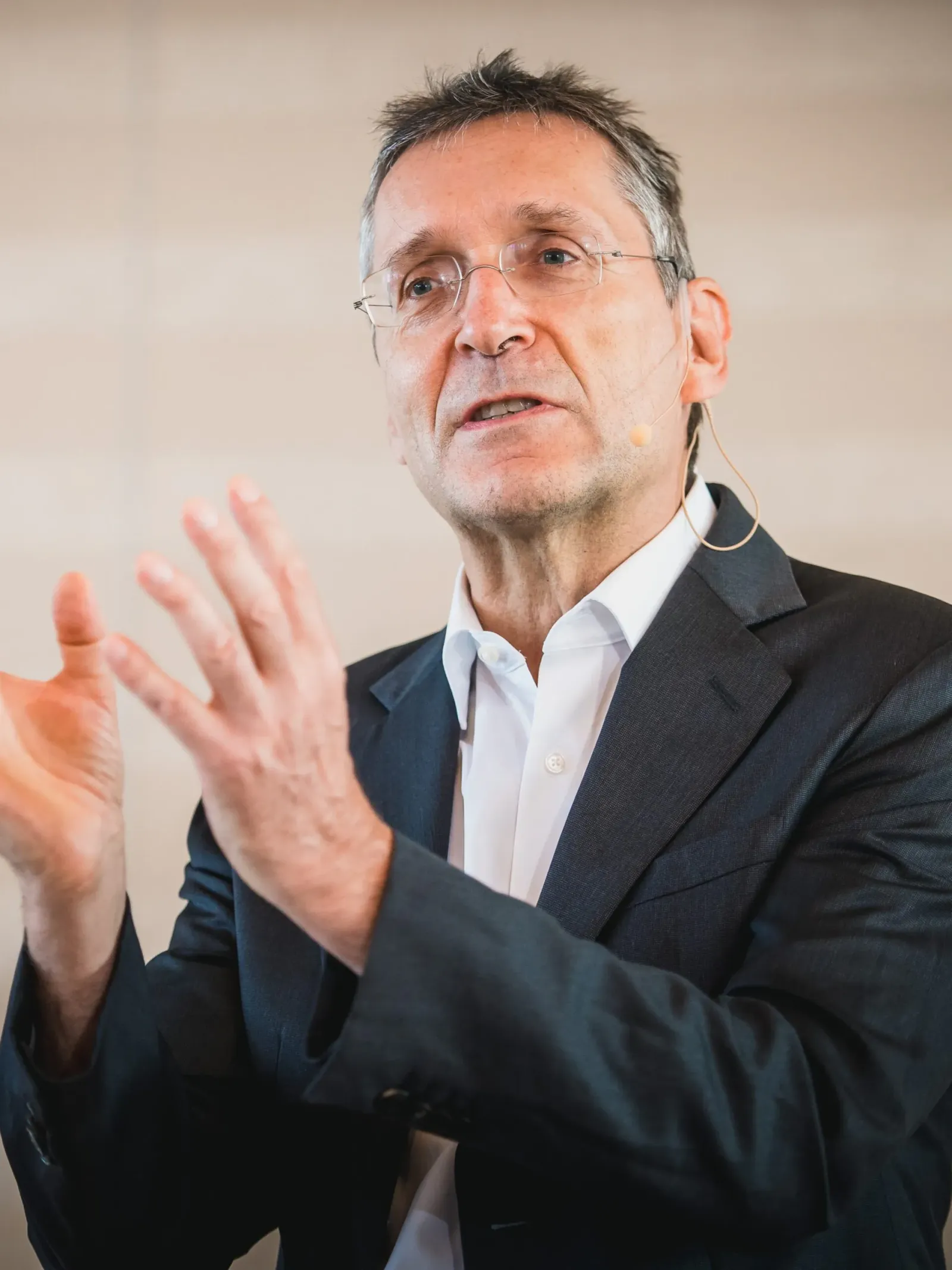 Stefan Merath erklärt mit beiden Händen gestikulierend