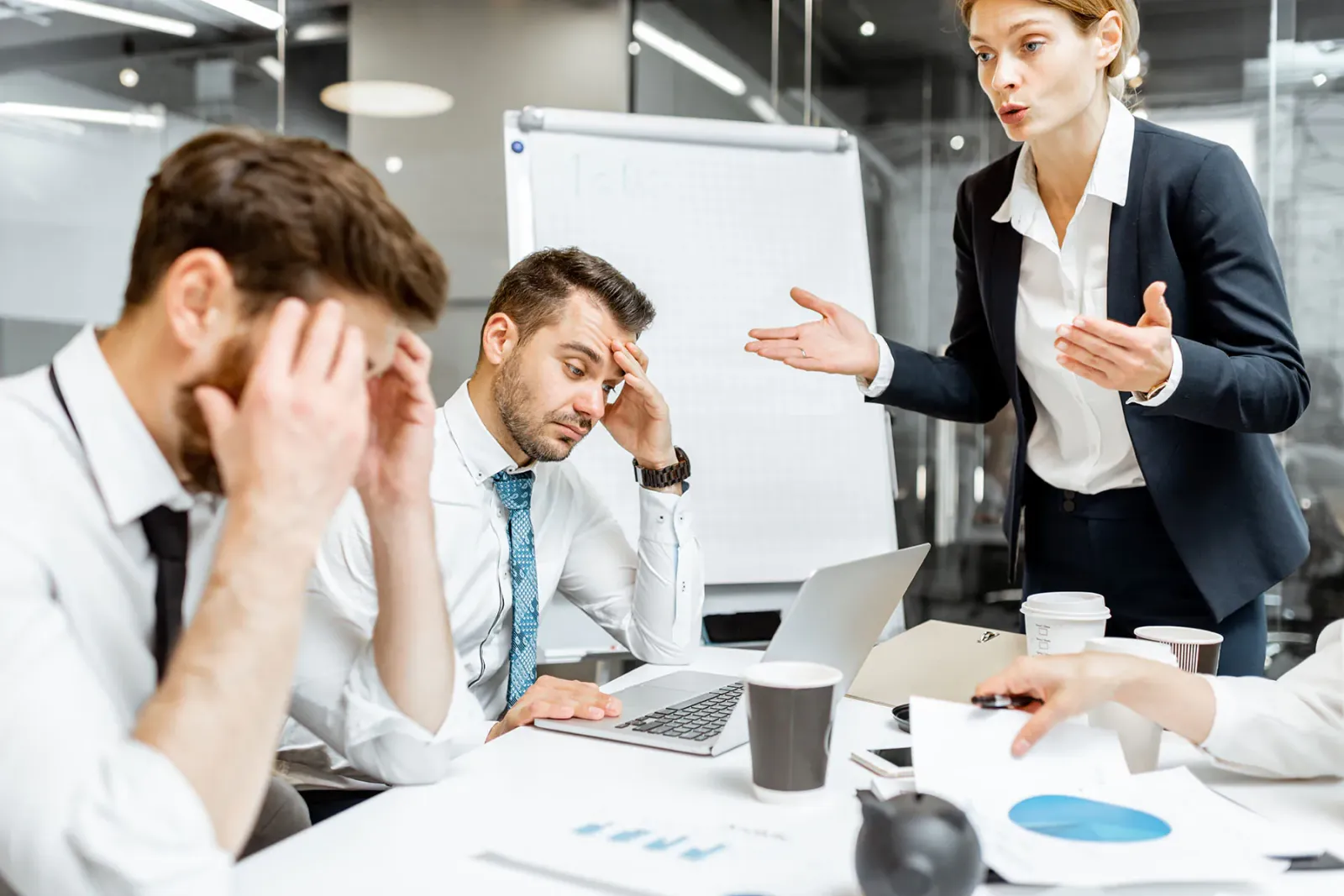 Unternehmerin spürt in einem Meeting die Frustration ihrer Mitarbeitenden